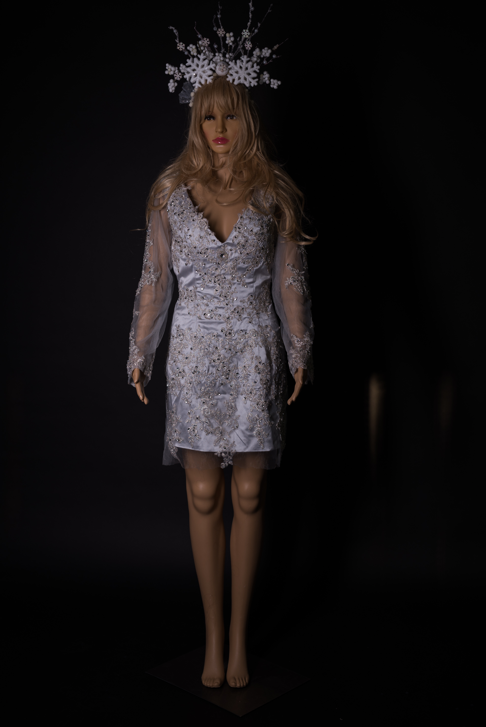 Silbergraues Kleid mit Pailleten und Spitzespplikation